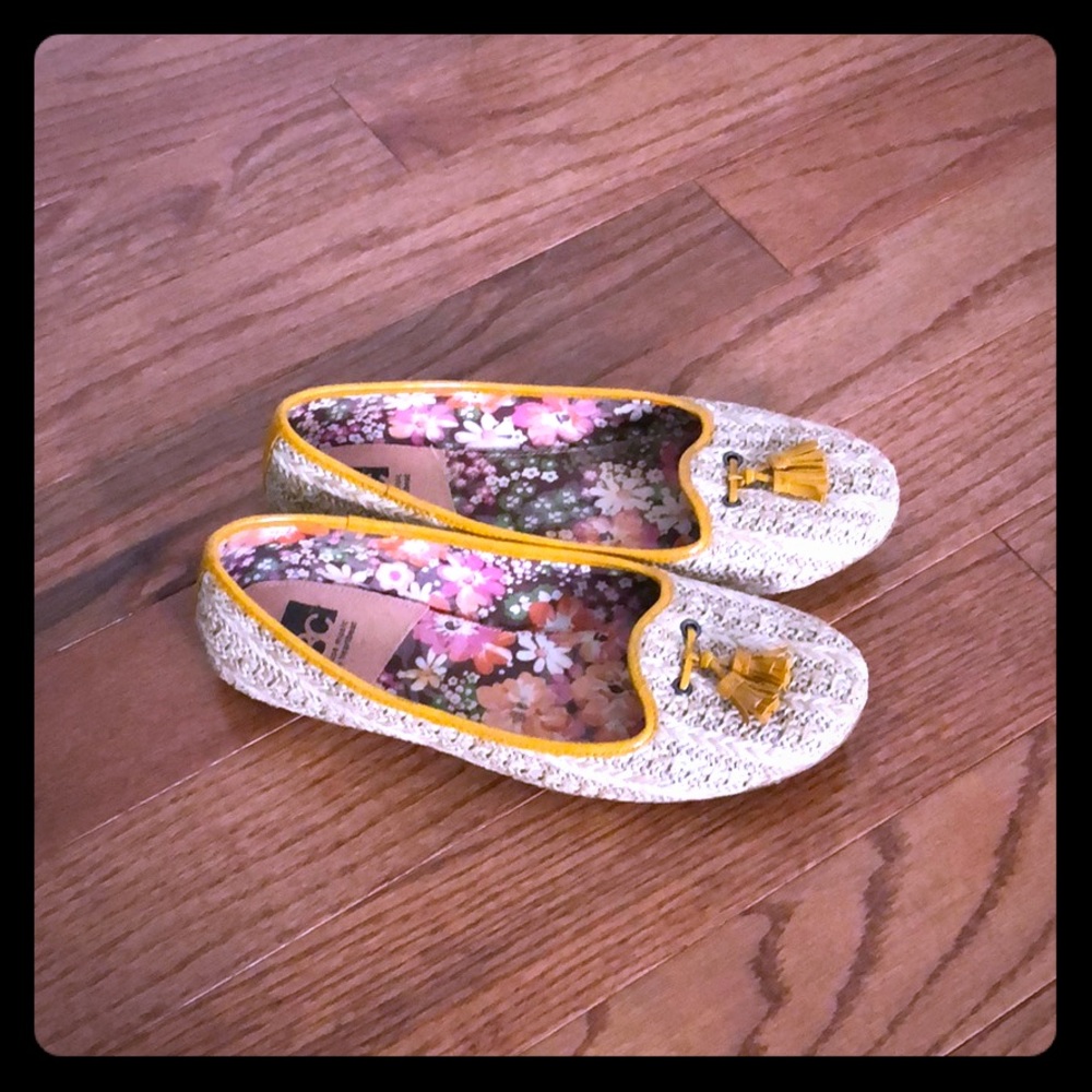 BC Woven Flats Yellow Trim size 8
